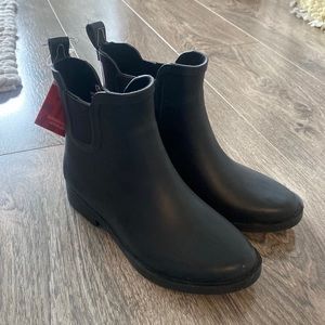 Outbound women’s Chelsea rain boots